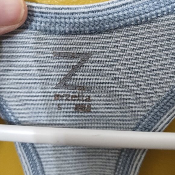 Lot of Five Ladies Performance Tanks Size S - Picture 7 of 7